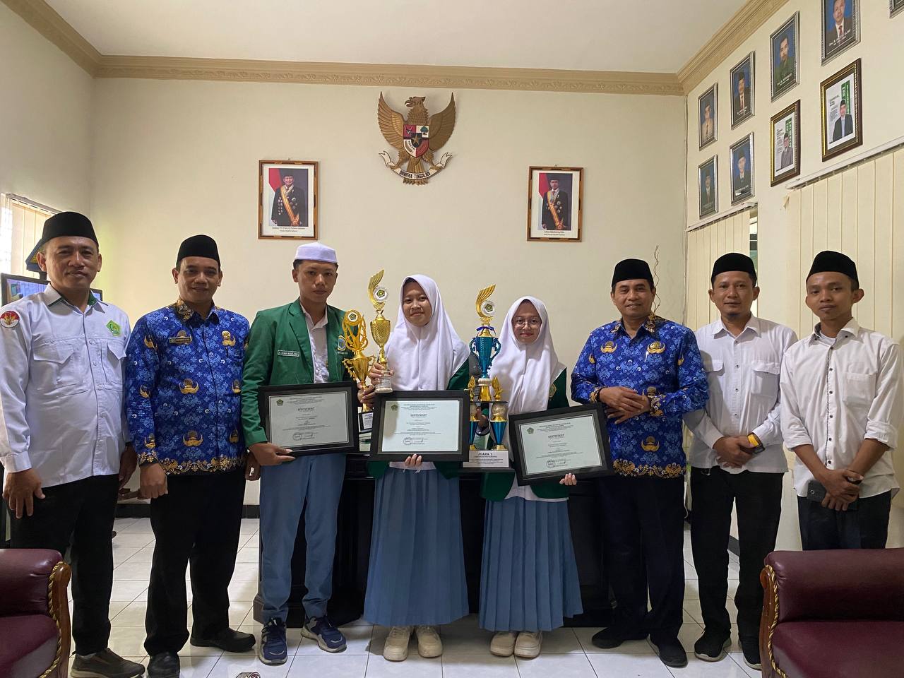 Kemenag Probolinggo Serahkan Piala Prestasi Nasional kepada Santri MA Zaha 1 Genggong